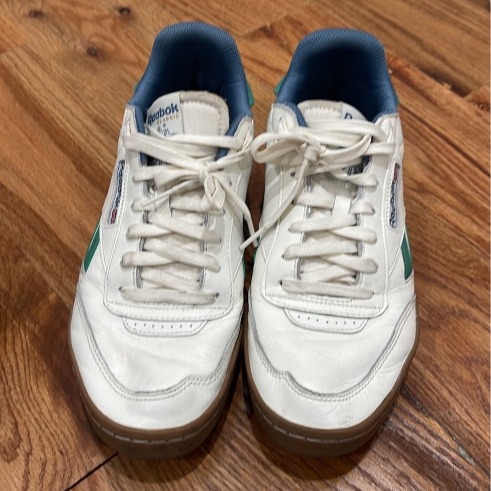 Men size 9.5 low top reeboks